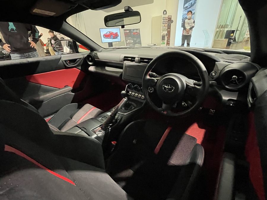 GR86 cabin, wide view (Japan-market right-hand-drive car).