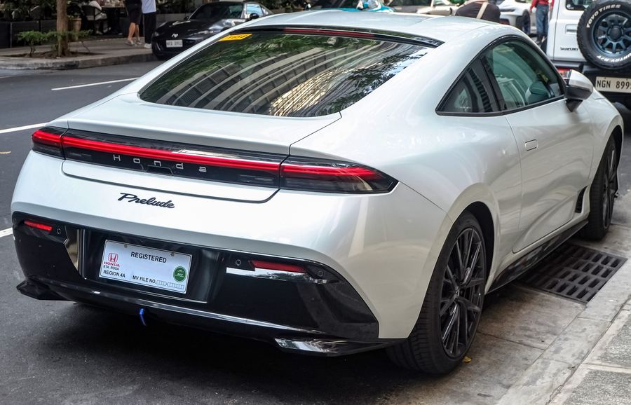 Prelude in Moonlit White Pearl, rear three-quarter view.