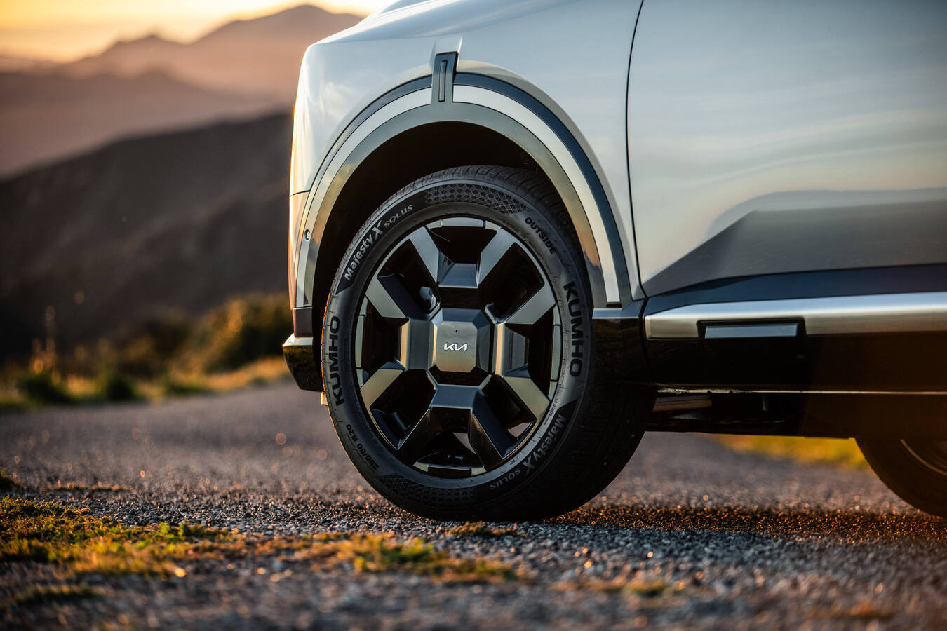 2027 Kia Telluride wheel and tire detail, official Kia press photography, static shot 8.