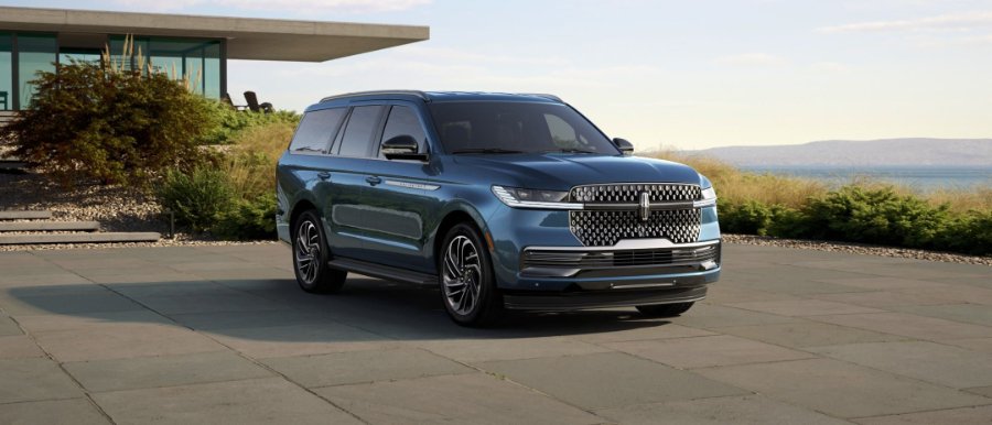 2027 Lincoln Navigator, front three-quarter exterior view.