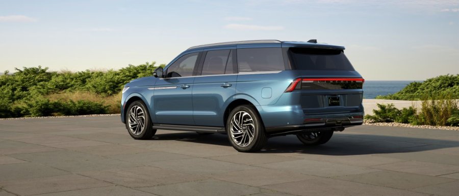 2027 Lincoln Navigator, rear three-quarter exterior view.