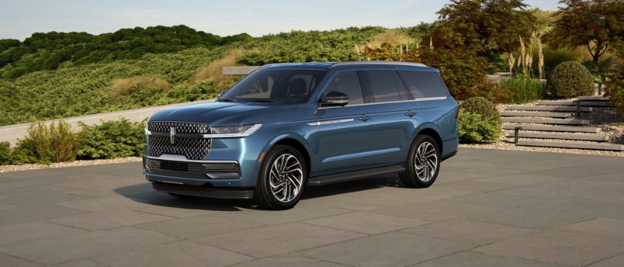 2027 Lincoln Navigator, side profile exterior shot.