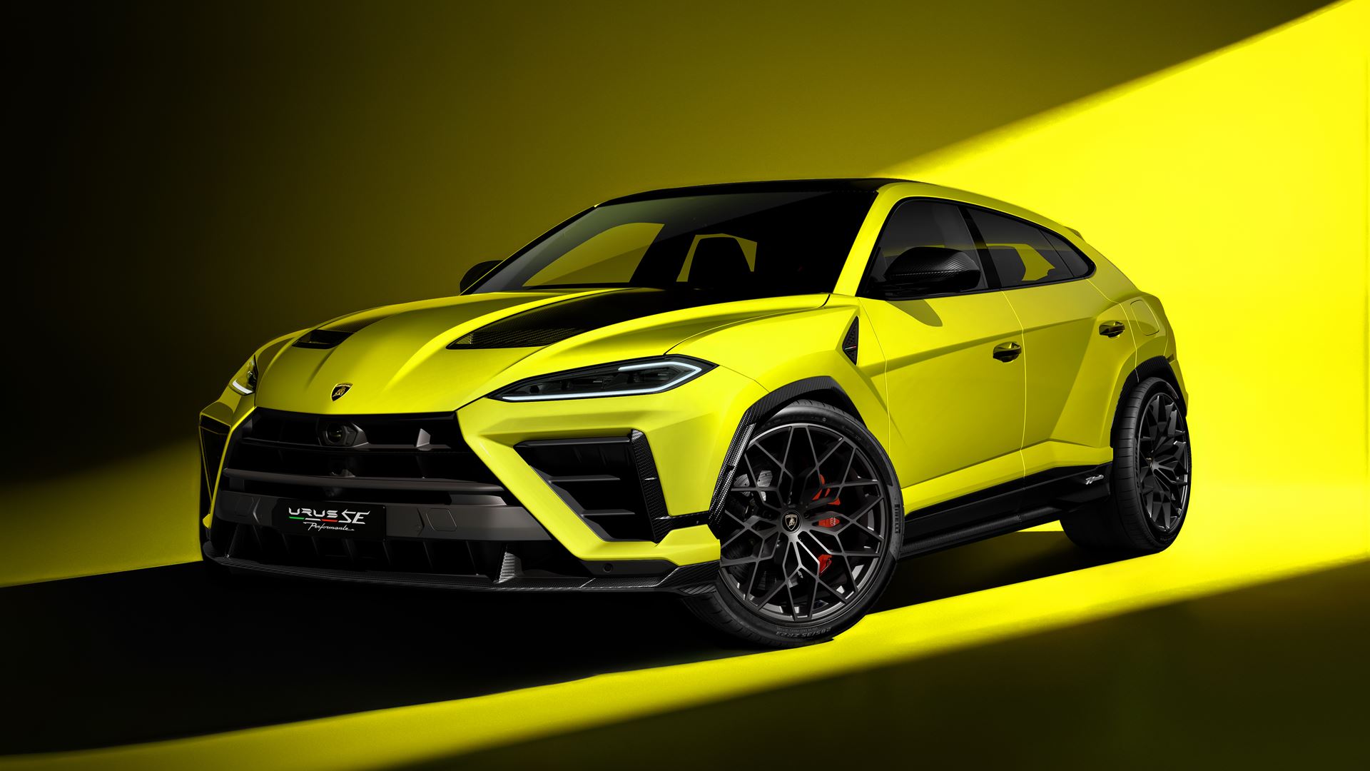 Lamborghini Urus SE Performante, exterior angle.