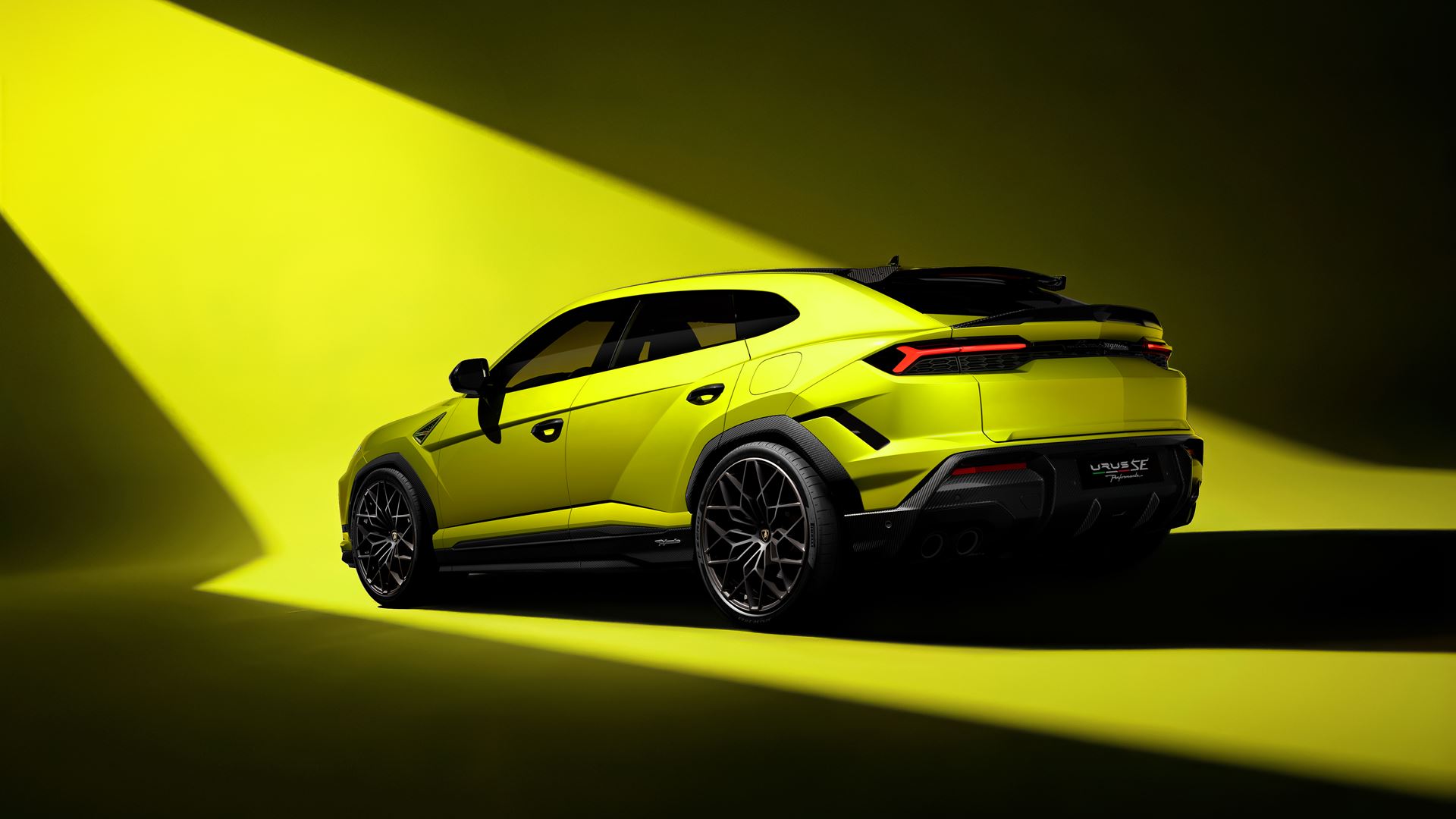 Lamborghini Urus SE Performante, side profile.