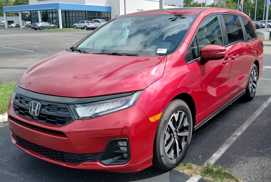 2025 Honda Odyssey (refreshed front end), front three-quarter view.
