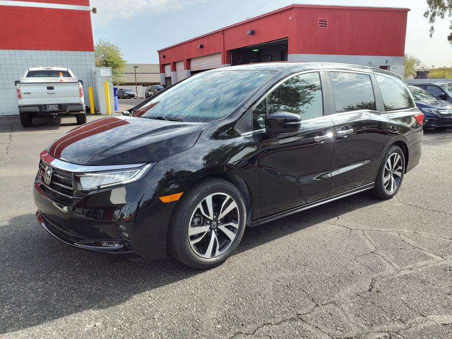 2022 Honda Odyssey Touring, front three-quarter view.