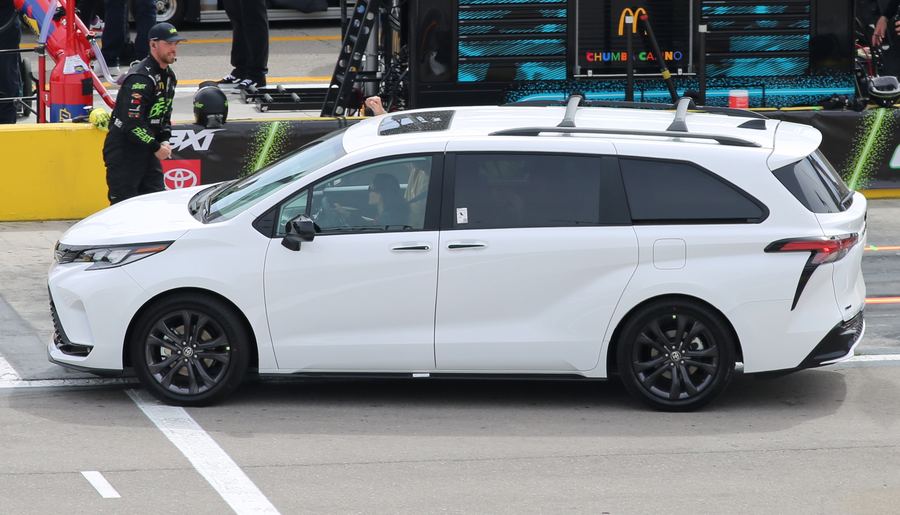 Toyota Sienna in white, side profile (2025).