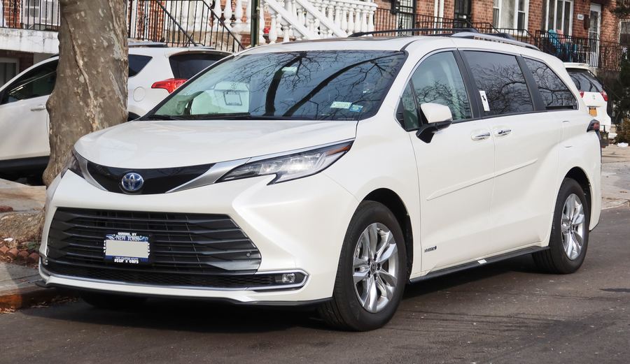 Toyota Sienna Hybrid Limited, front three-quarter view (2021 car, same generation).