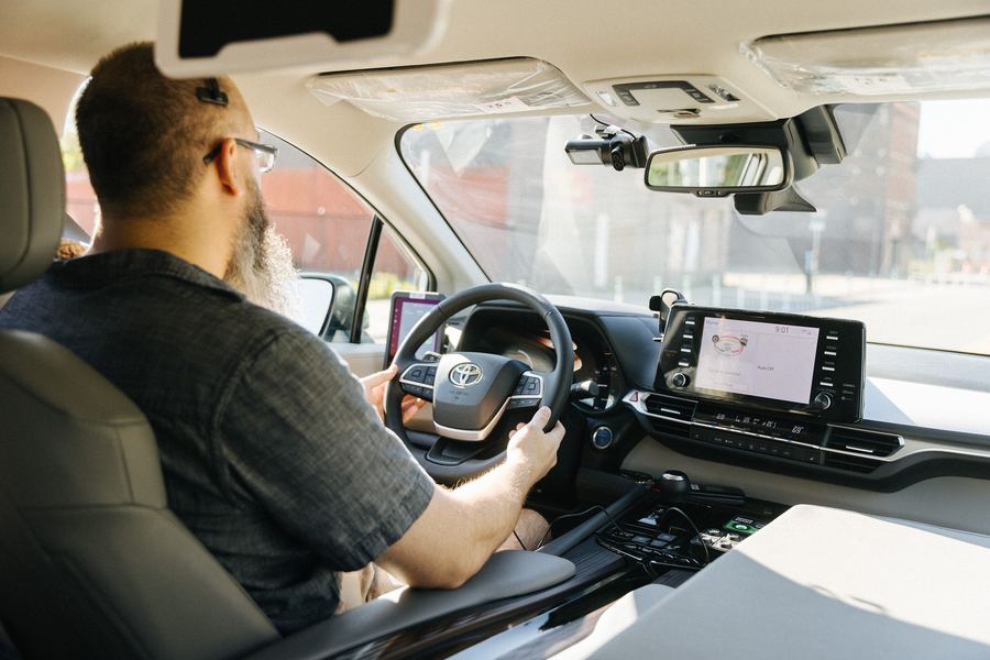 U.S.-market Sienna cockpit with its center screen (2021+ generation).