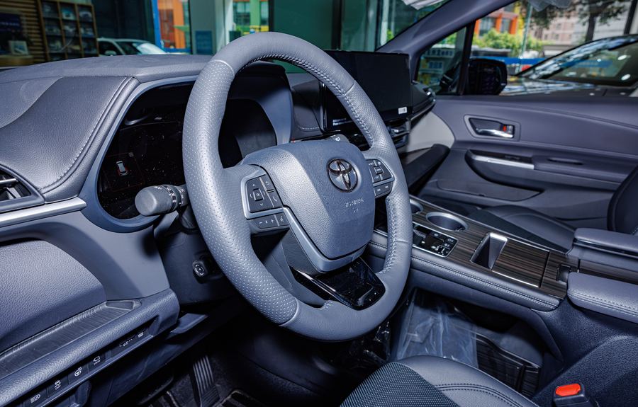 Sienna-generation (XL40) cockpit, China-market Granvia version; U.S. trim and materials differ.