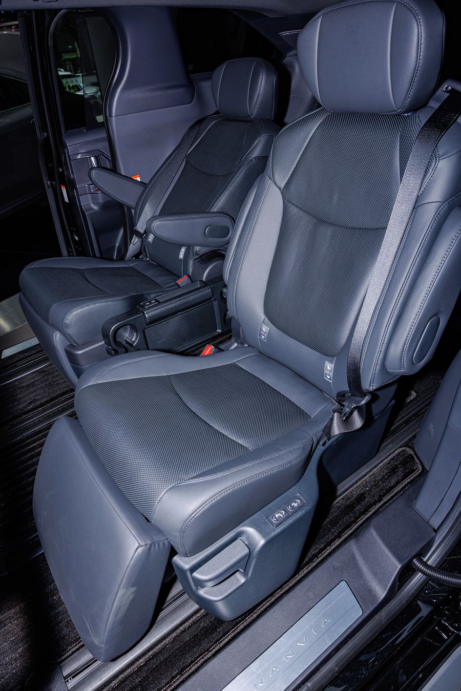 Sienna-generation (XL40) second-row captain's chair, China-market version.