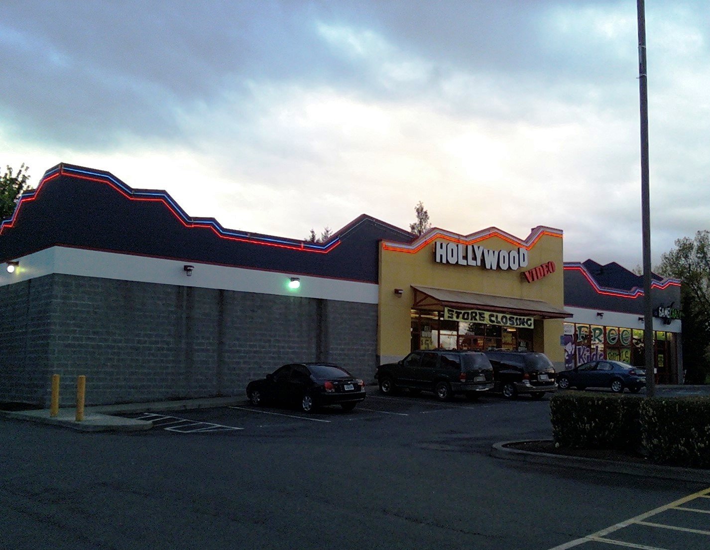 Hollywood Video closing sale