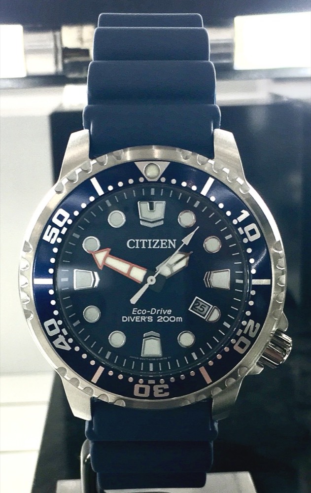 Everyday dive watch with blue dial
