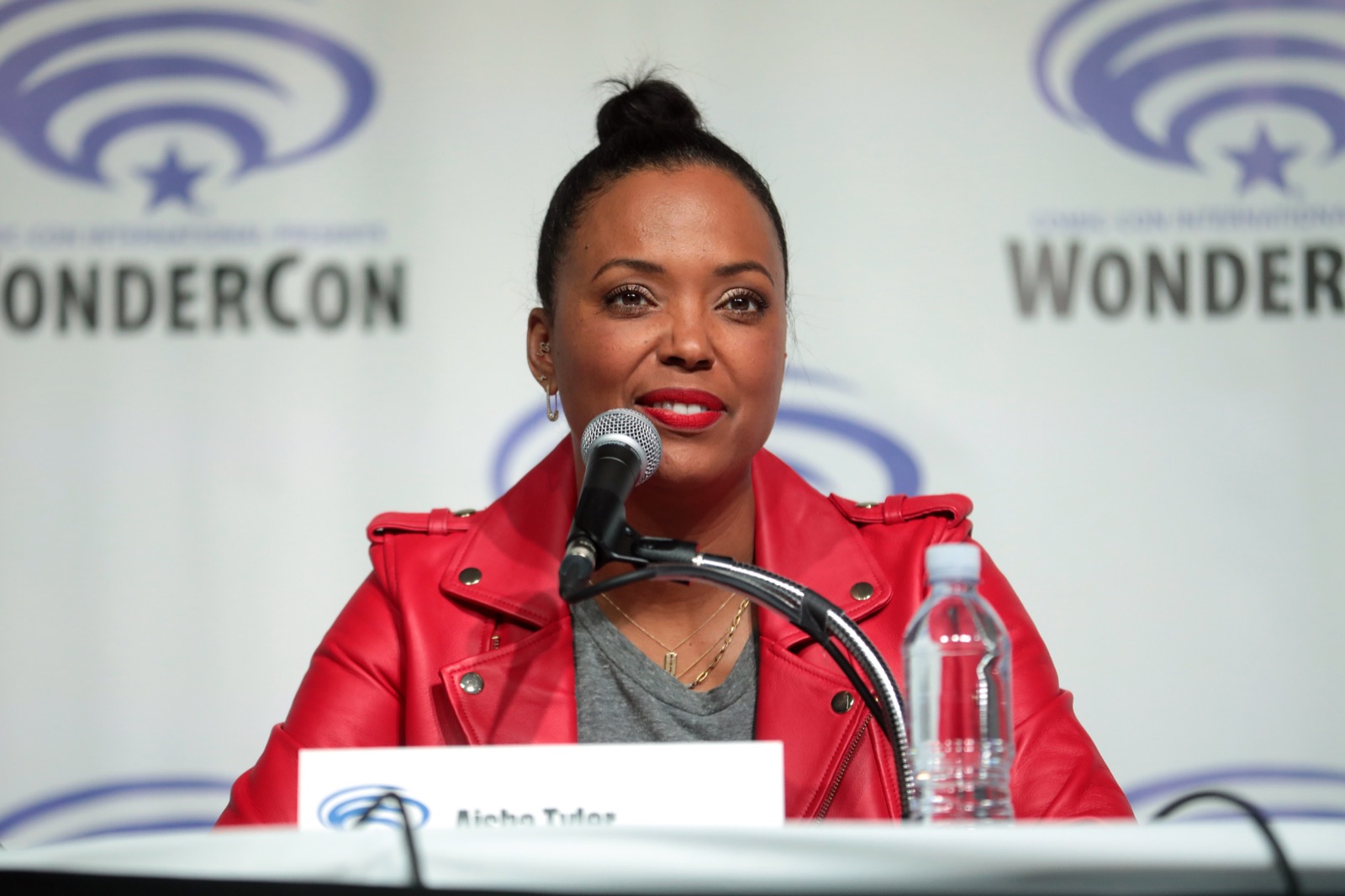 Aisha Tyler in a red leather jacket at WonderCon 2019, second photo