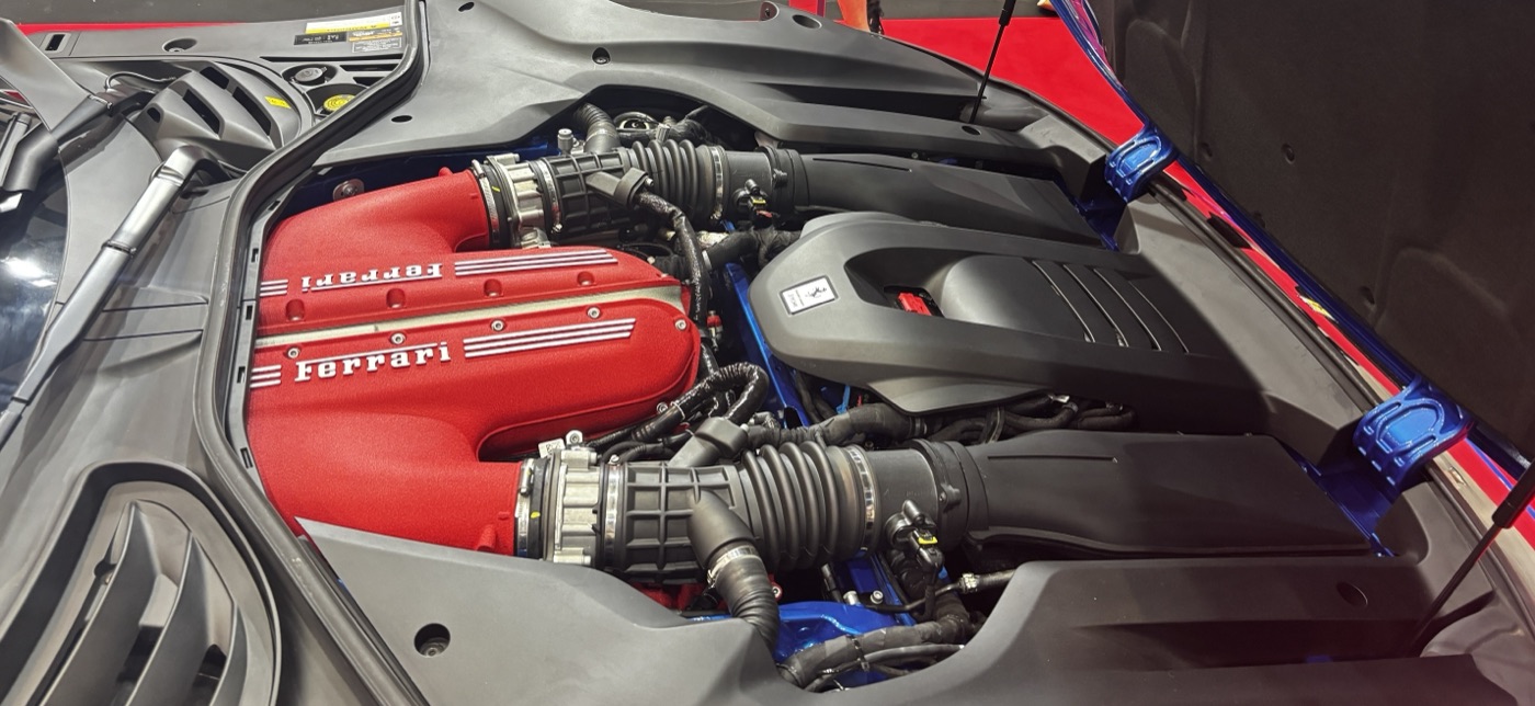 Ferrari 12Cilindri engine bay, naturally aspirated V12, real photograph, Wikimedia Commons.