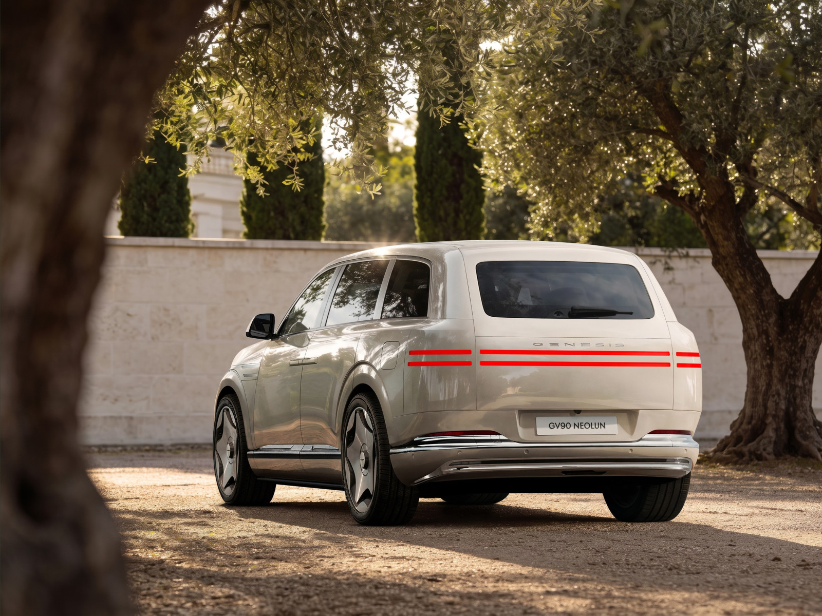 exterior rear three-quarter champagne Genesis GV90