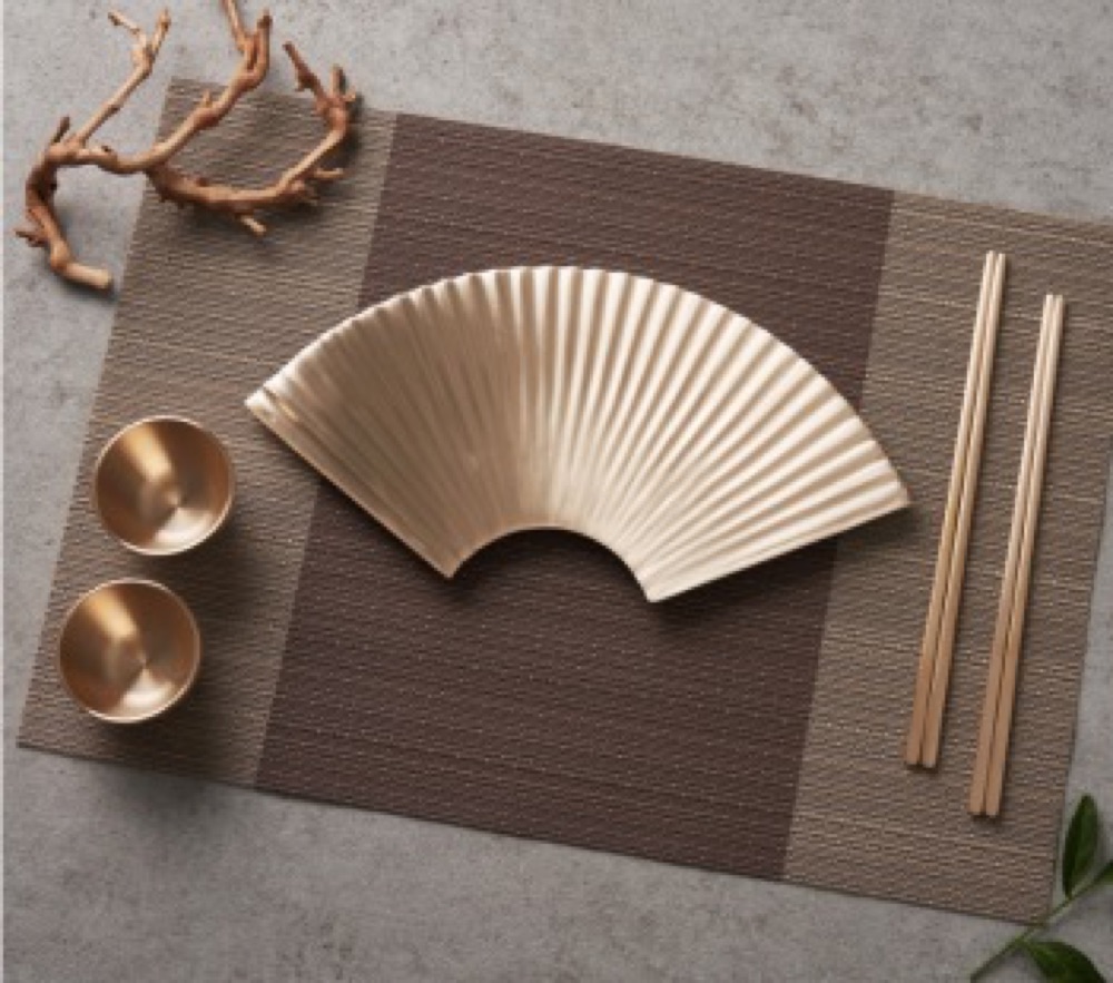 The Grand Prize-winning brassware tableware set inspired by Baudeogi's fan, real product photo.