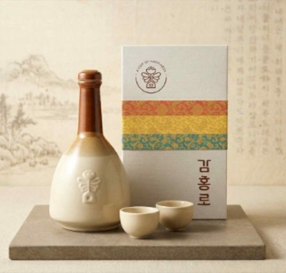 Gamhongno traditional Korean liquor gift set with ceramic bottle and cups, real product photo.