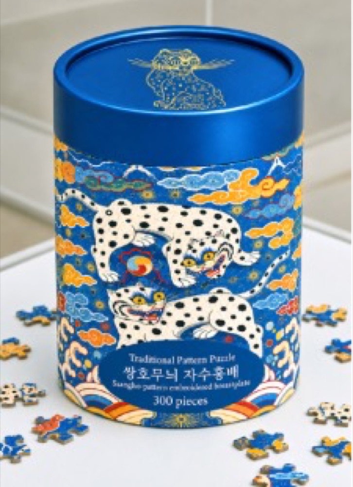Twin-tiger pattern embroidered rank badge jigsaw puzzle tin, real product photo.