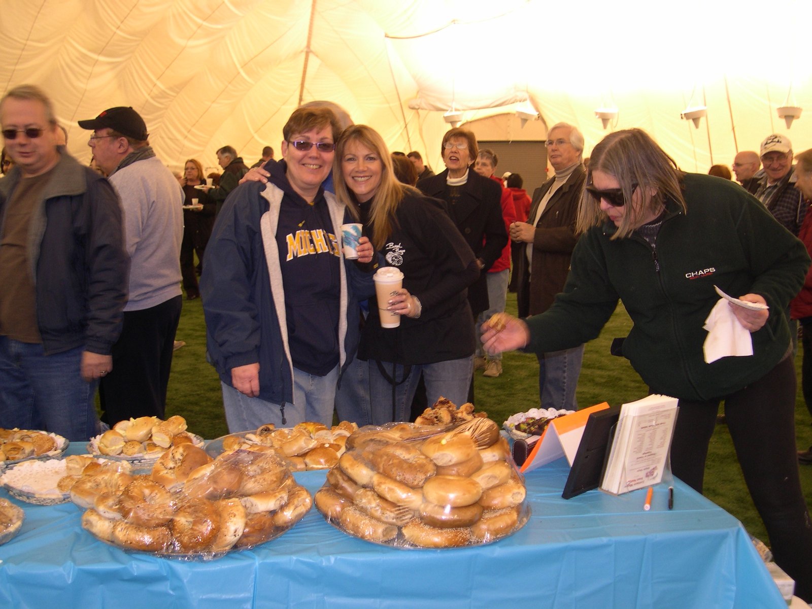 A tray of fresh bagels, a real photograph.