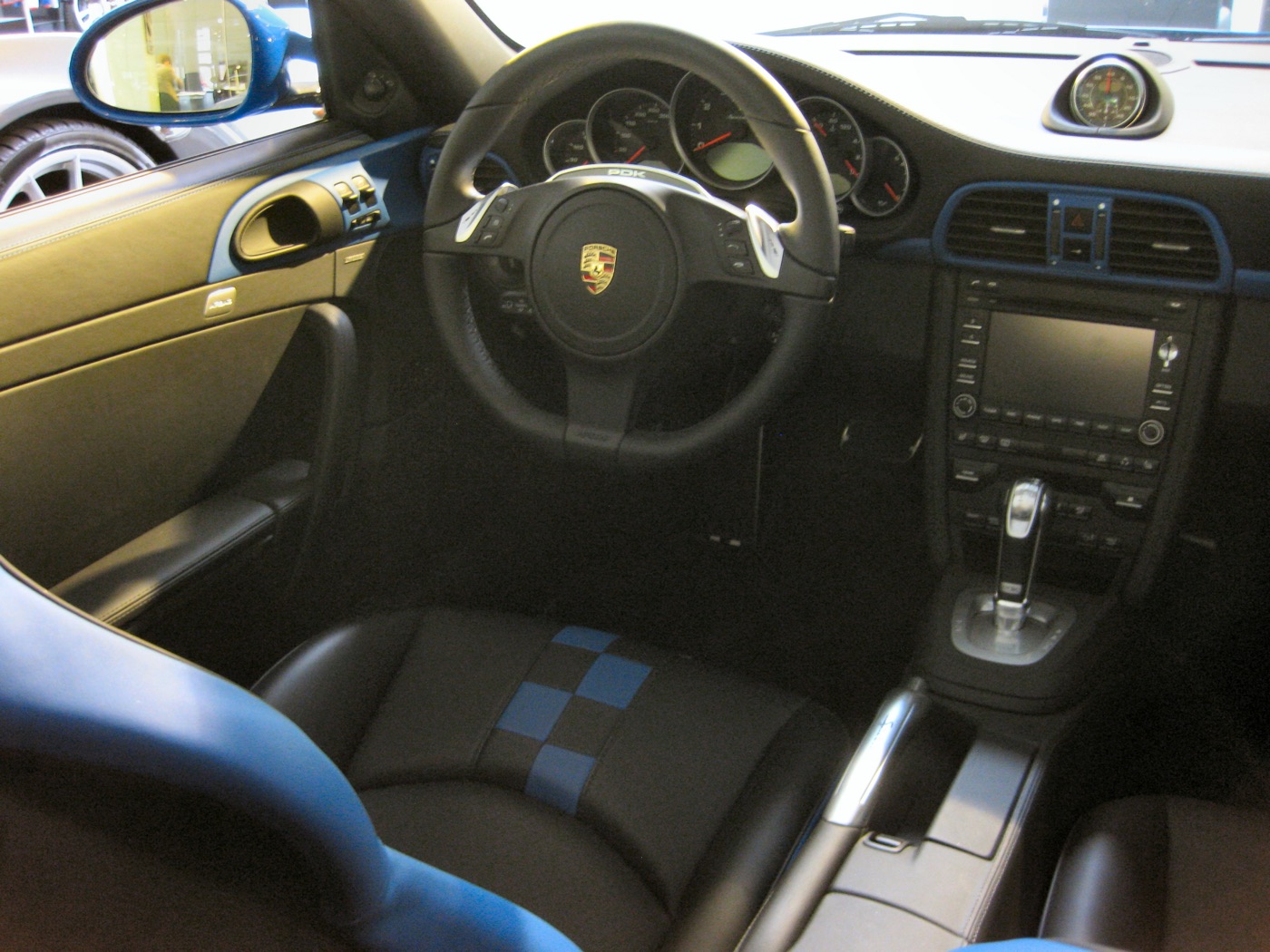 Porsche 997 Speedster interior, real photograph, Wikimedia Commons.
