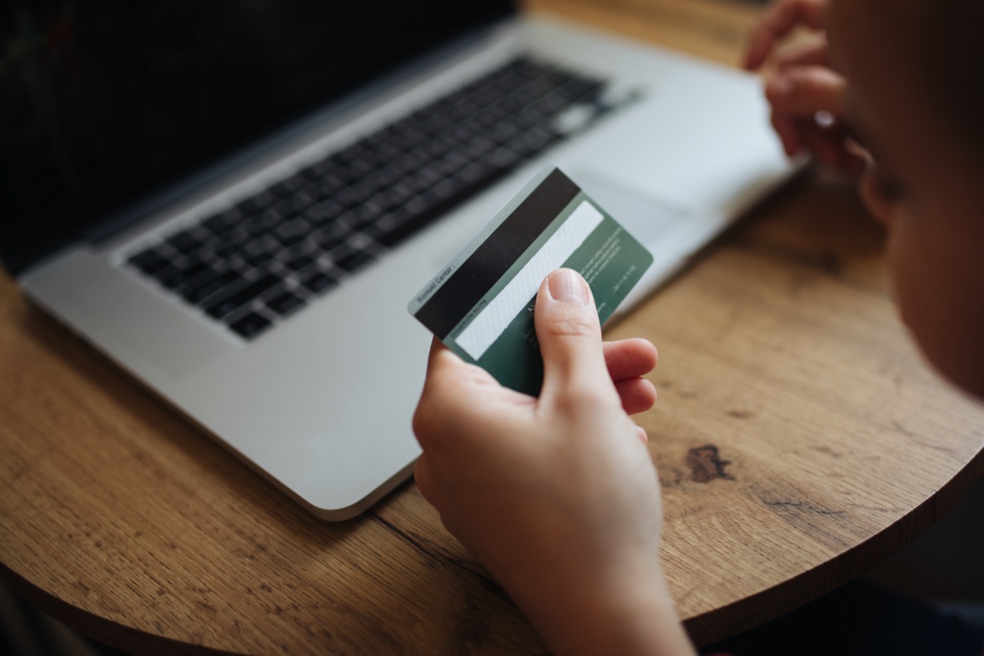 Person holding a credit card, a real photograph