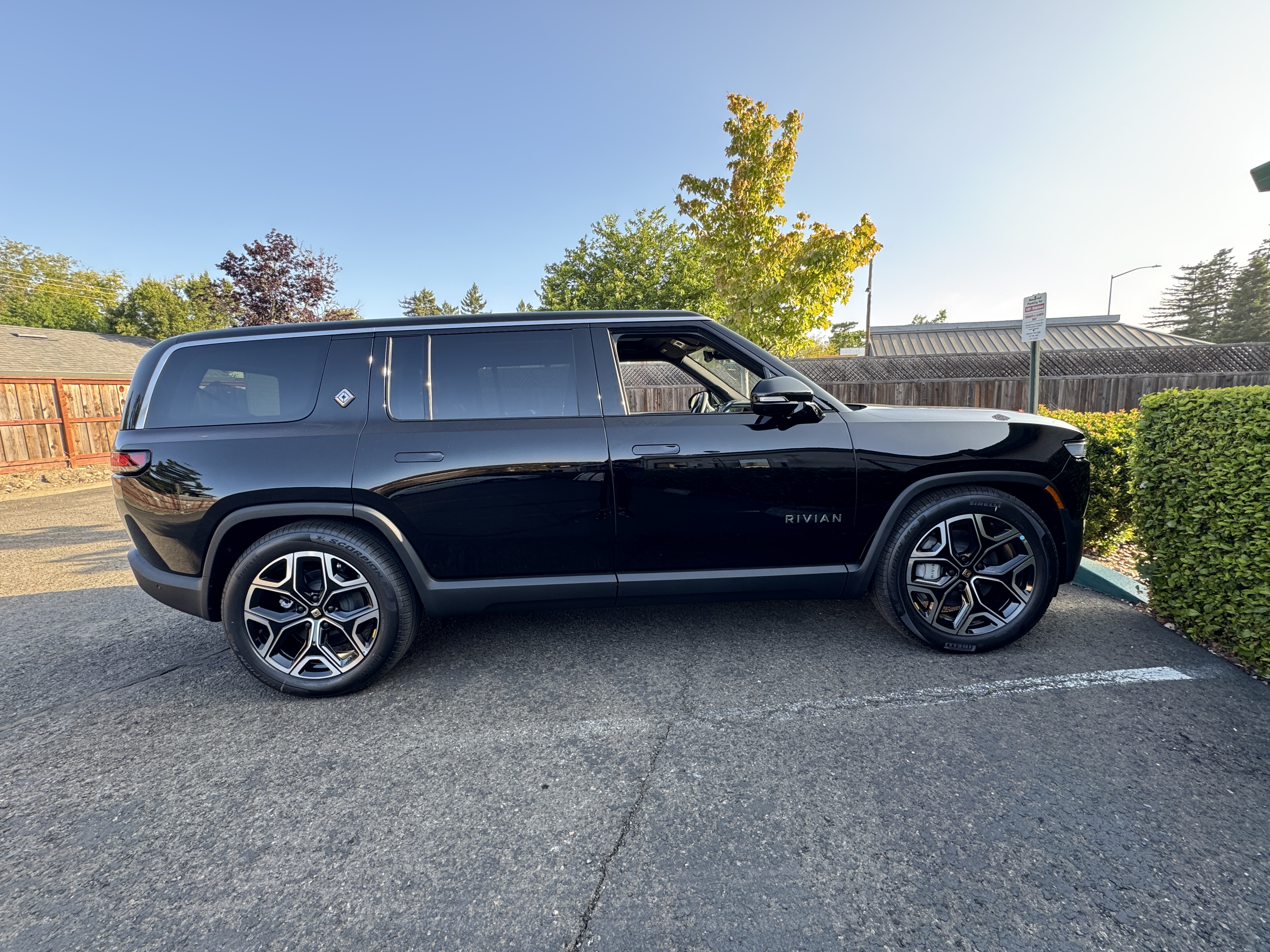 Rivian R1S exterior, side profile.